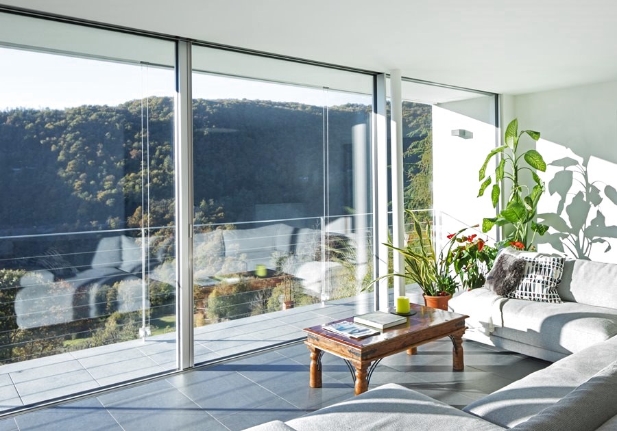 Blick aus dem Wohnzimmer durch frisch geputzte Fenster eines Einfamilienhauses