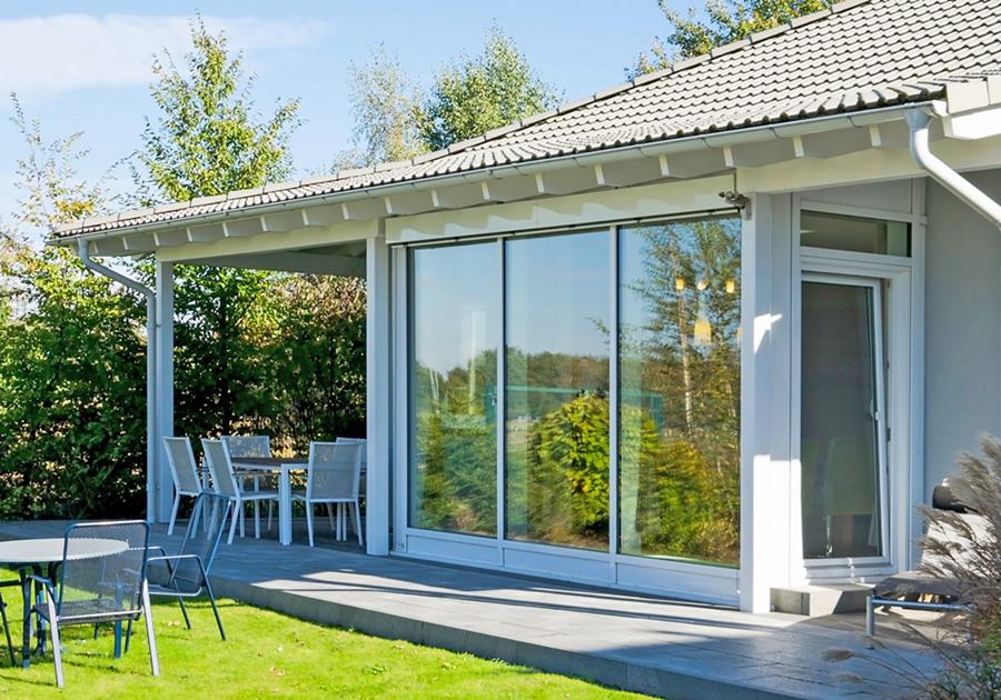 Privates Einfamilienhaus mit professionell gereinigten bodentiefen Fenstern