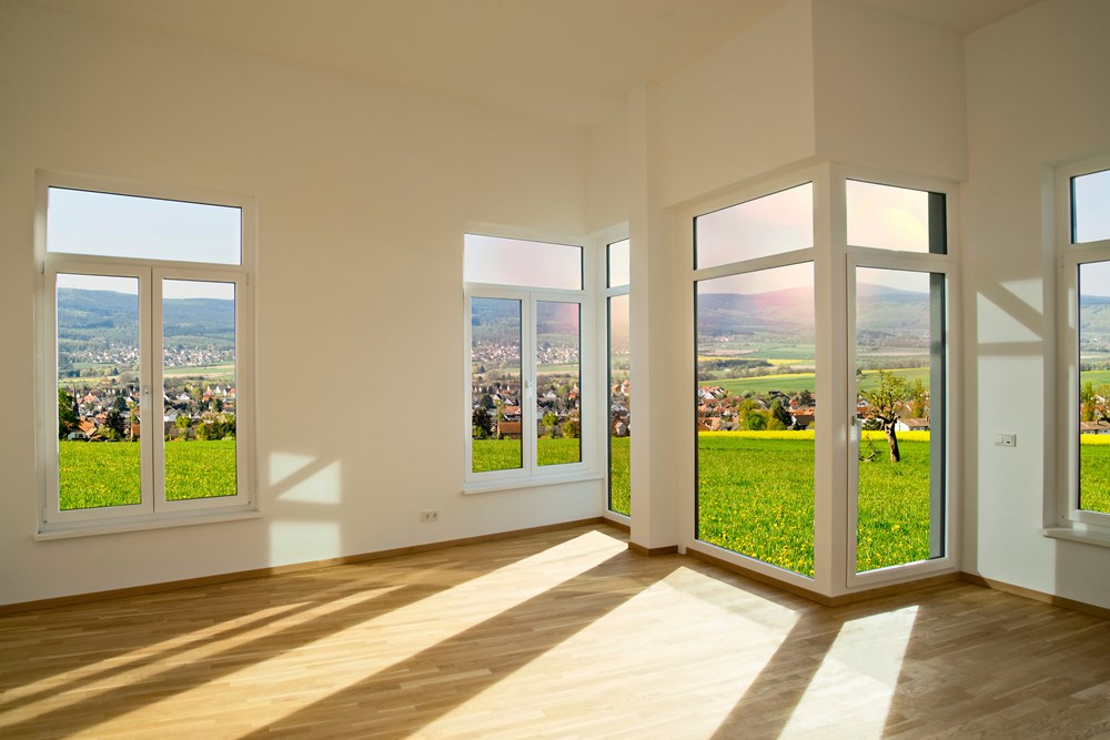 Blick durch frisch geputzte Wohnzimmerfenster in Springe