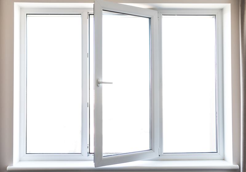 Blick durch frisch gereinigte Wohnzimmerfenster in Hameln