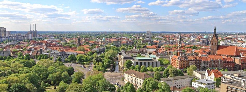 Luftbild von Hannovers Innenstadt mit Blick auf das Neue Rathaus und den Maschteich
