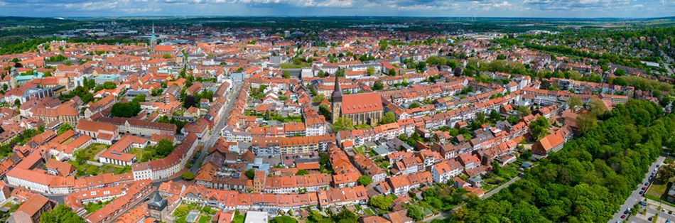 Luftbild von Hildesheims Innenstadt mit Blick auf Fachwerkhäuser und den Marktplatz